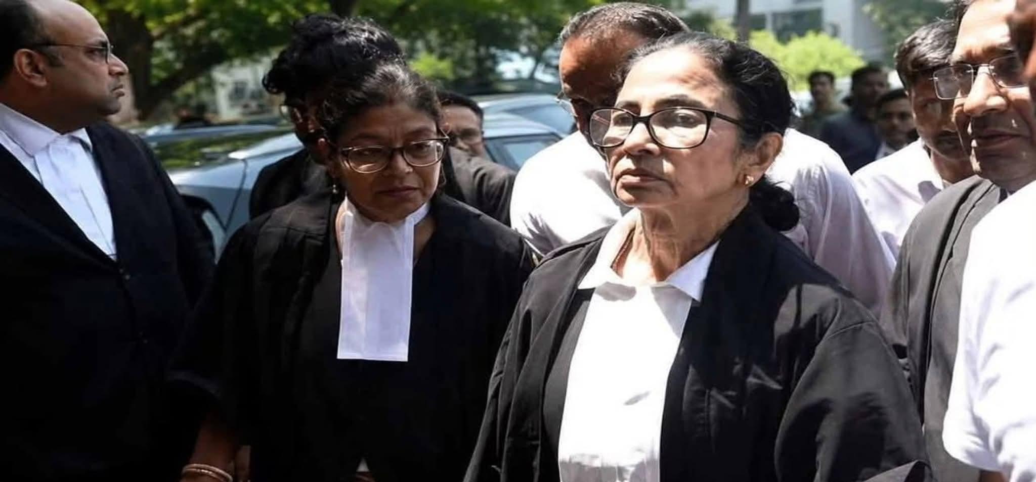 আইনজীবীর পোশাকে কলকাতা হাইকোর্টে মমতা, ভোট পরবর্তী সহিংসতা নিয়ে আদালতে সরব