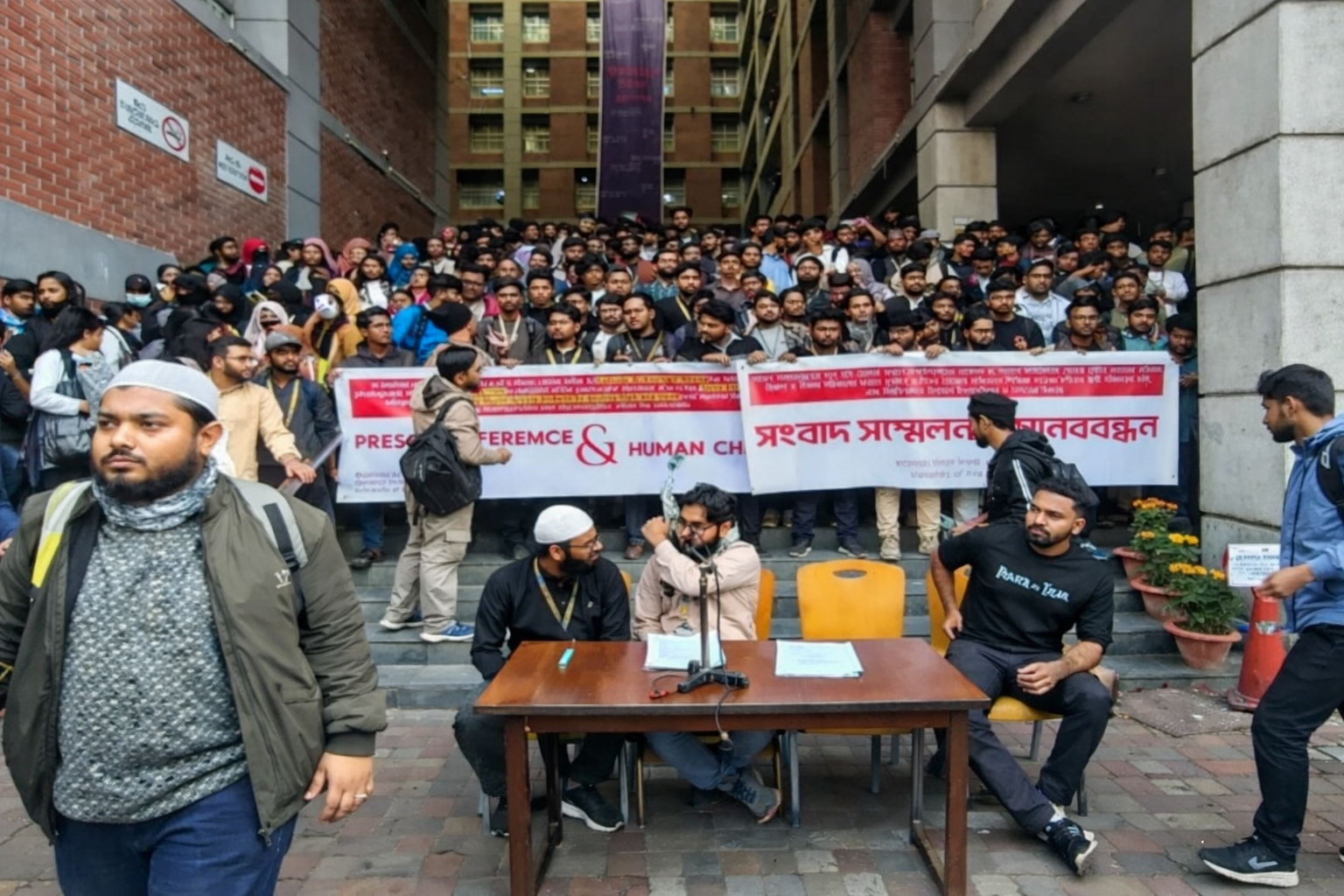 ইউএপিতে আন্দোলন আপাতত স্থগিত, শিক্ষার্থীদের চাপের মুখে অনির্দিষ্টকালের জন্য ক্লাস বন্ধ ঘোষণা