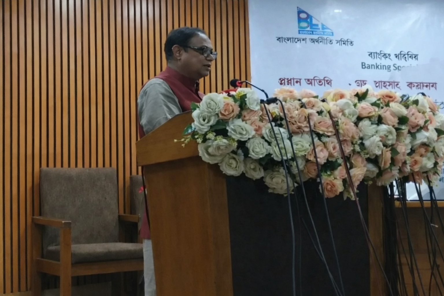 দেশে ১০-১৫টি ব্যাংকই যথেষ্ট, রাষ্ট্রায়ত্ত ব্যাংক ২টিতে নামিয়ে বাকিগুলো একীভূতের পরিকল্পনার কথা জানালেন গভর্নর