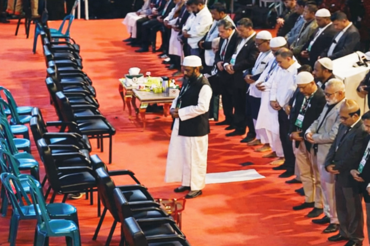 মৌলভীবাজারে বিএনপির জনসভায় মঞ্চেই মাগরিবের নামাজ আদায়, চার আসনের প্রার্থী পরিচয়