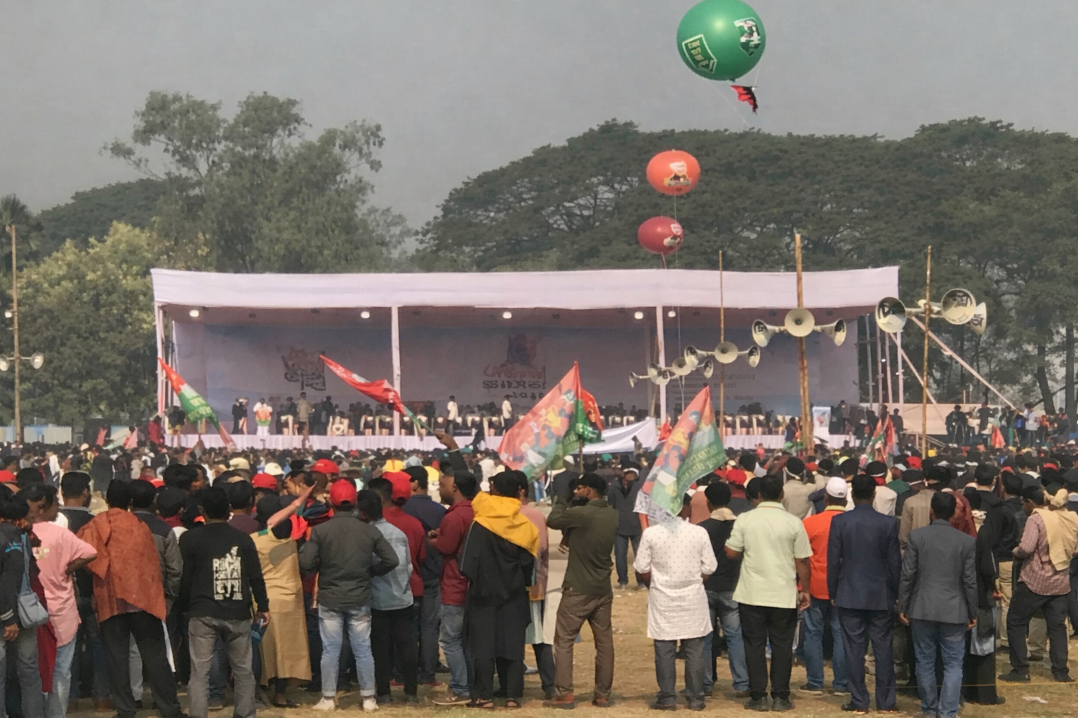 চট্টগ্রামে তারেক রহমানের সফরকে ঘিরে সমাবেশস্থলে জমায়েত, পলোগ্রাউন্ড এলাকায় উৎসাহ উদ্দীপনা