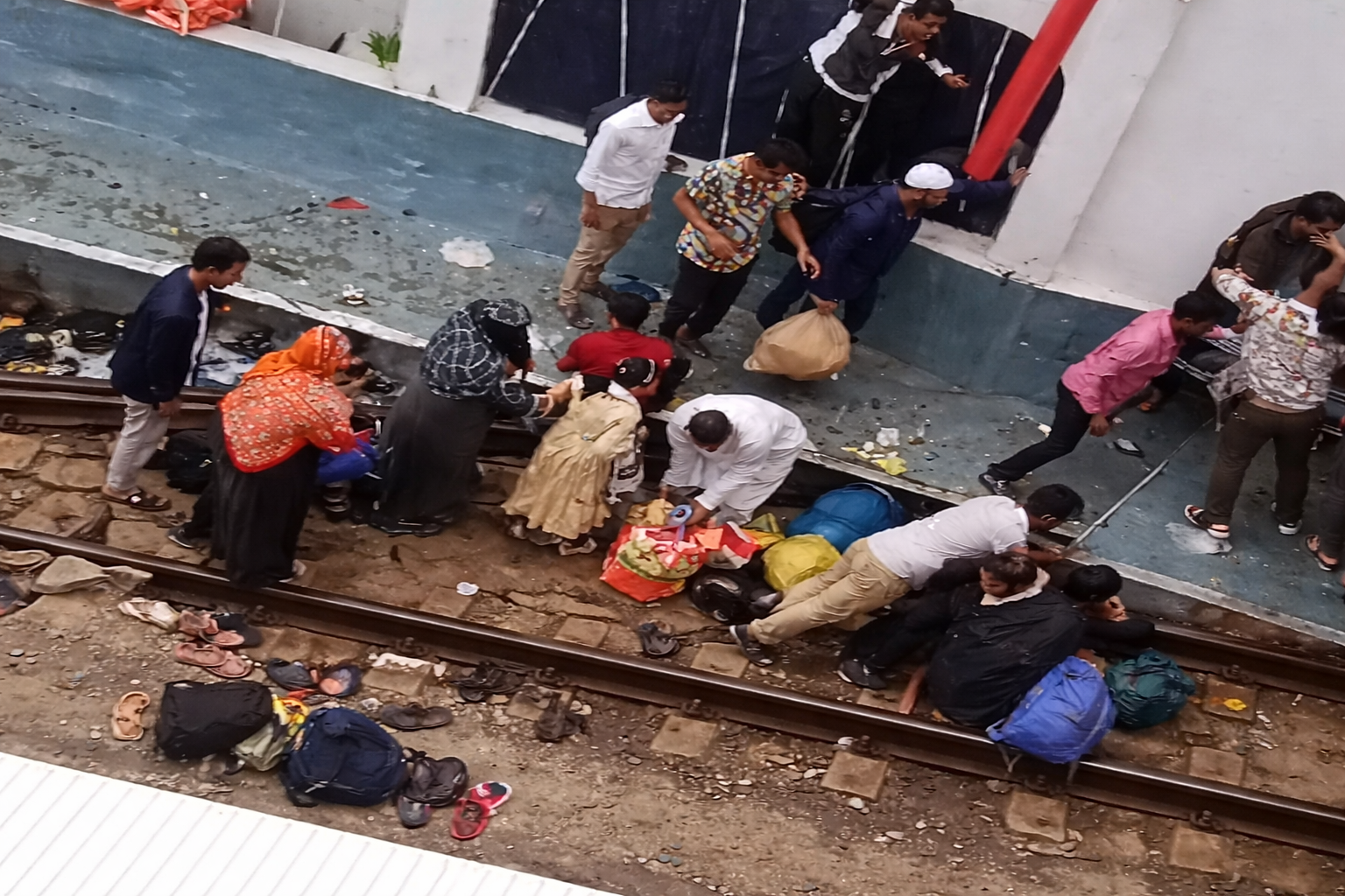 ঈদে বাড়ি ফেরা হলো না, সদরঘাটে দুই লঞ্চের ধাক্কায় নিহত ১