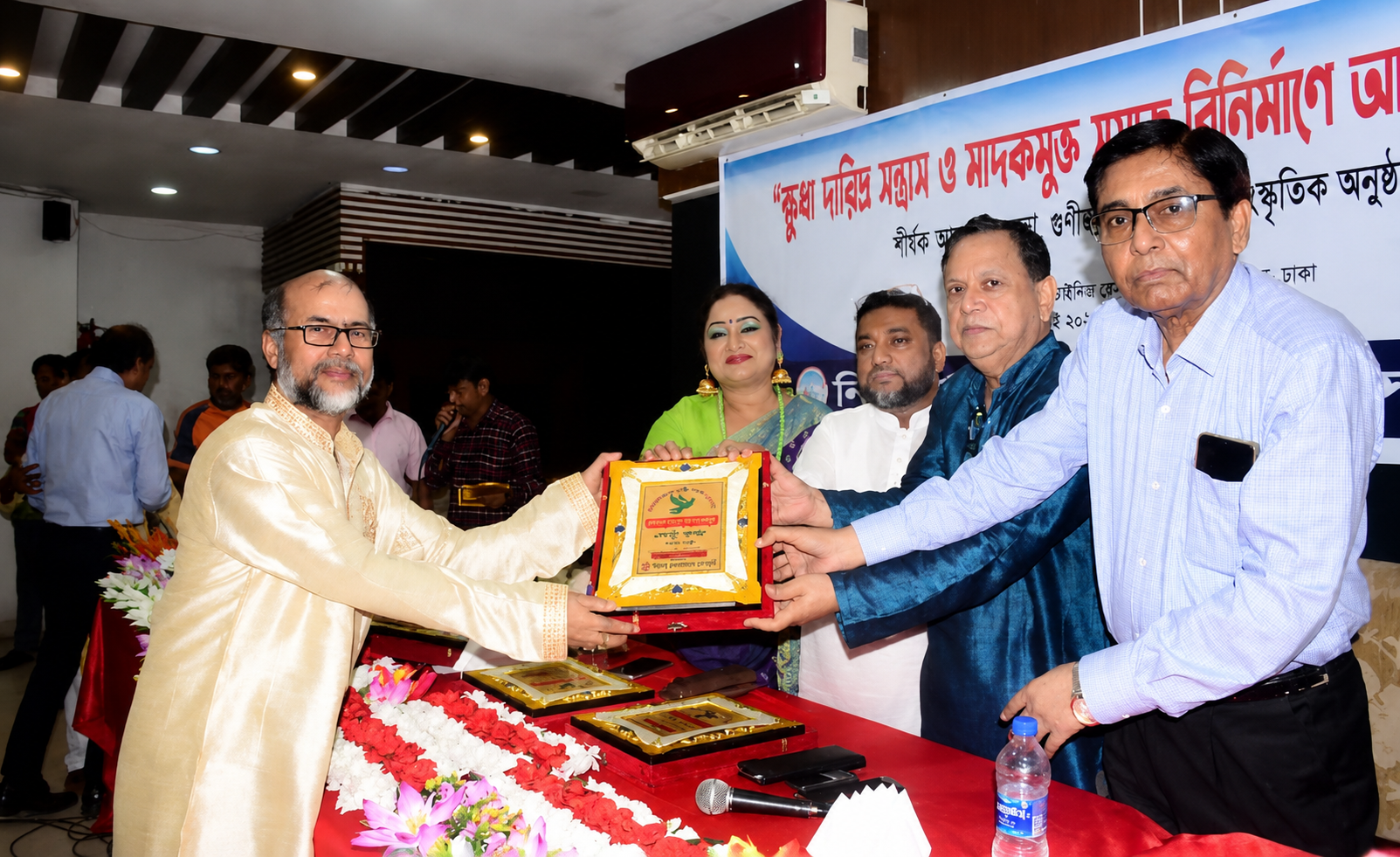 মানবাধিকার সেবায় বিশেষ অবদানে বিশিষ্টজনদের ‘মানবাধিকার শান্তি পুরস্কার’ প্রদান