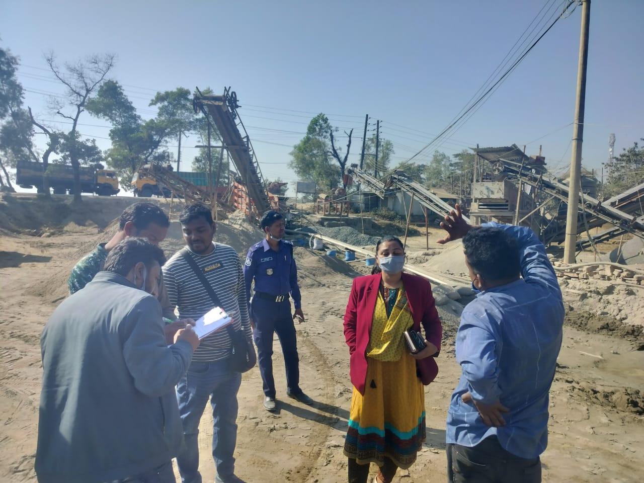 জৈন্তাপুরে পরিবেশ সুরক্ষা আইনে অভিযান, দুই স্টোন ক্রাশার মিলকে জরিমানা