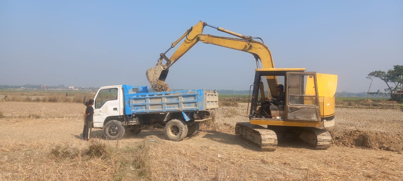 ওসমানীনগরে ফসলি জমি ও হাওর থেকে মাটি উত্তোলনের অভিযোগ, পরিবেশ ও কৃষি ঝুঁকিতে