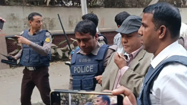 ধানমন্ডি ৩২-এ শ্রদ্ধা জানাতে গিয়ে ঢাবি অধ্যাপকসহ পাঁচজন আটক