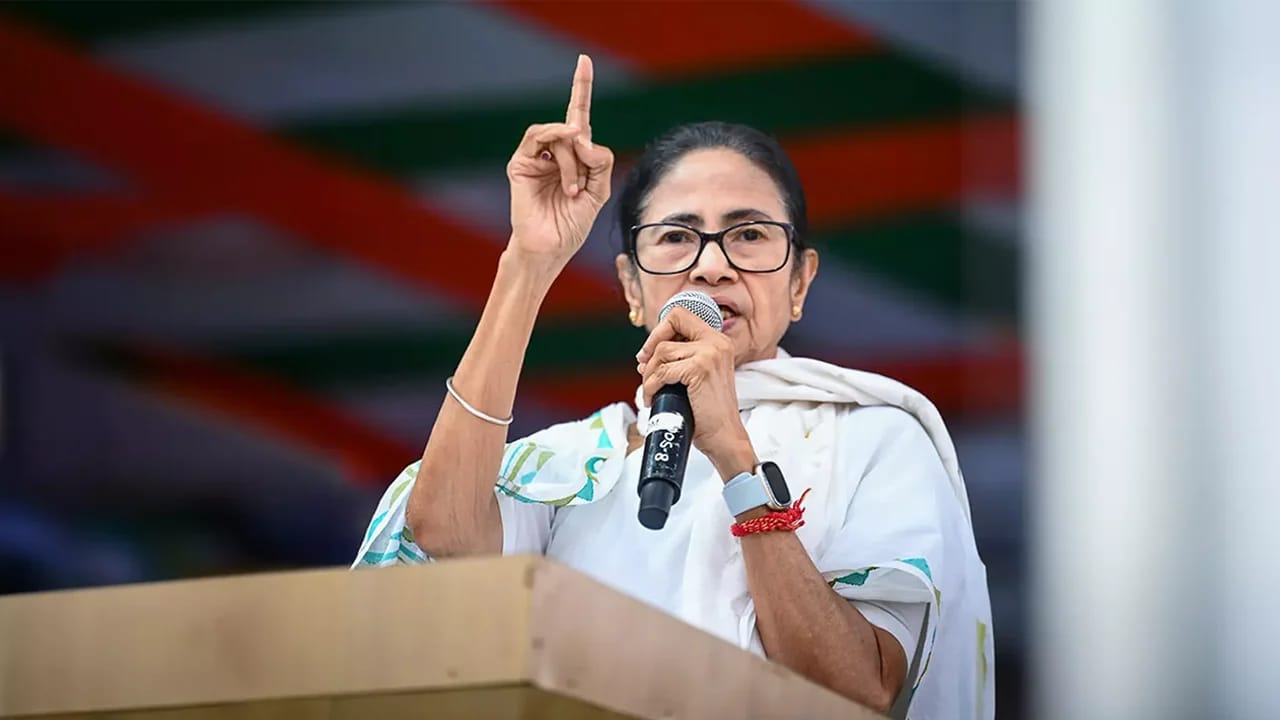 বাংলাদেশের নির্বাচন থেকে শিক্ষা নেওয়ার আহ্বান জানালেন মমতা