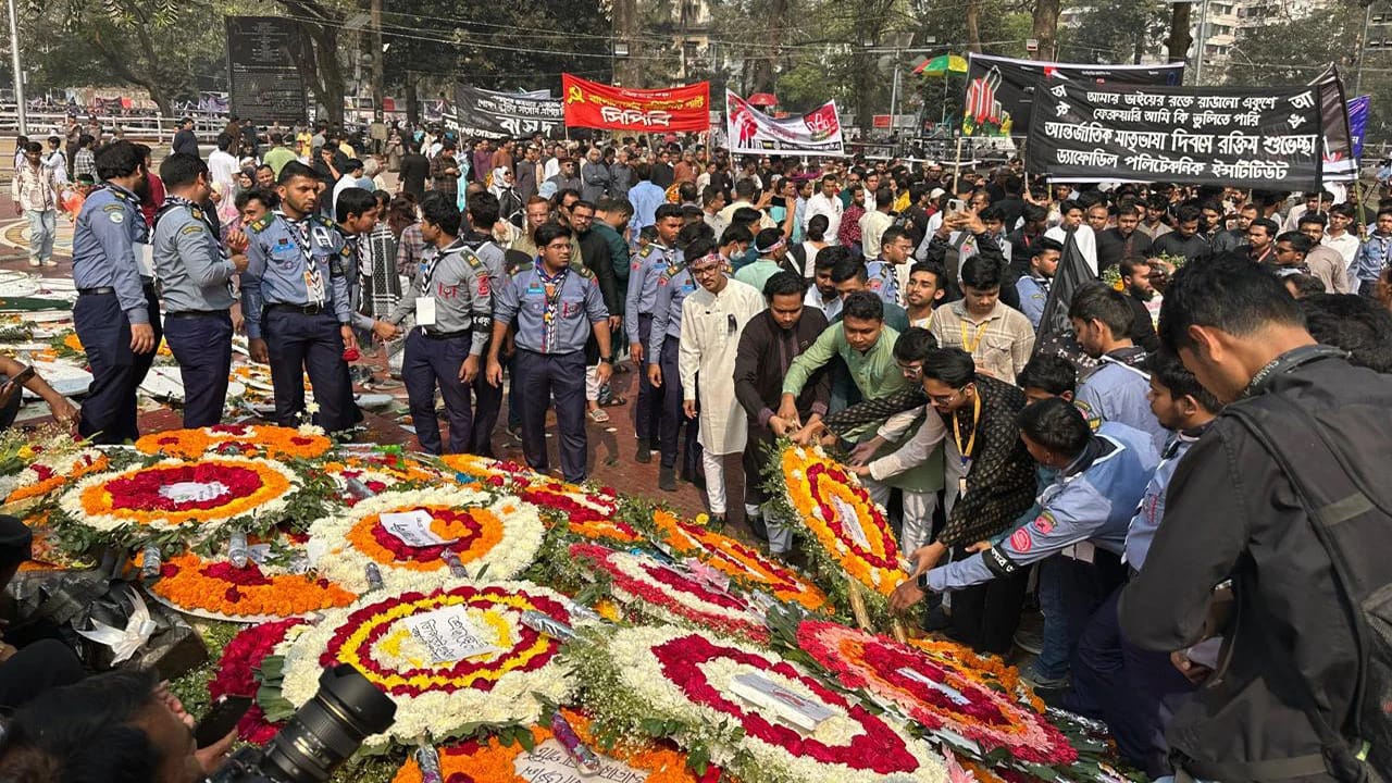 ভাষাশহীদদের প্রতি সর্বস্তরের মানুষের শ্রদ্ধা