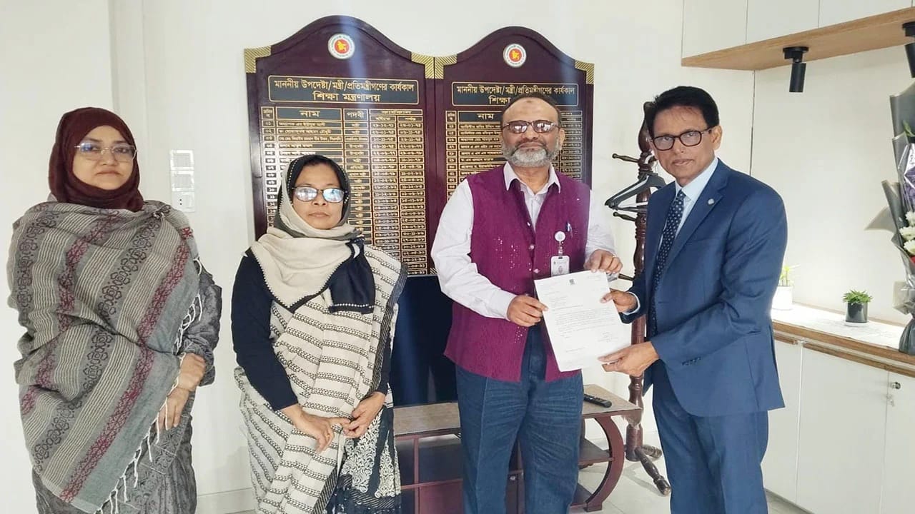 ঢাকা বিশ্ববিদ্যালয়ের উপাচার্যের পদত্যাগপত্র জমা