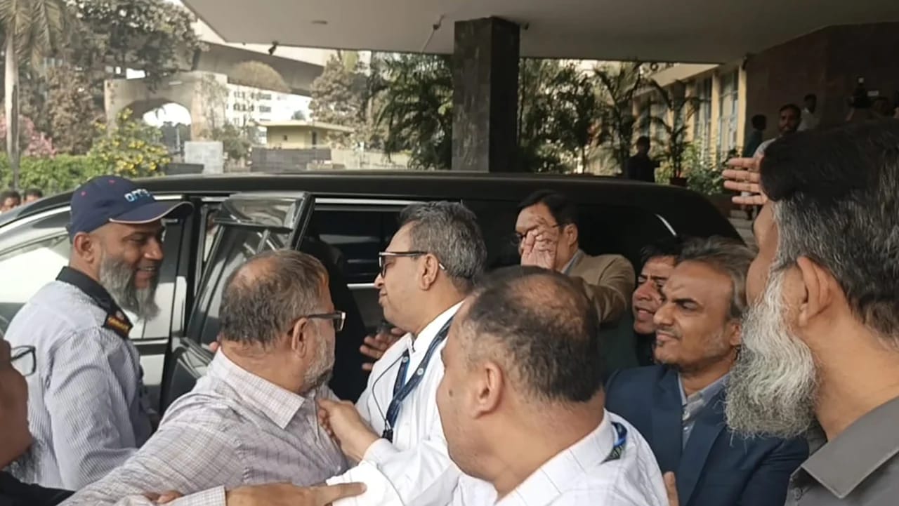 গভর্নরের উপদেষ্টাকে ঘিরে উত্তেজনা, বাংলাদেশ ব্যাংকে হট্টগোল