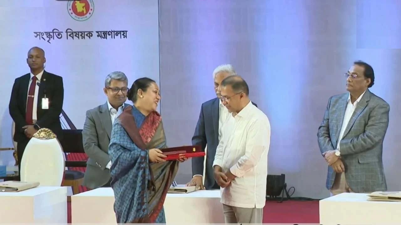 একুশে পদক গ্রহণের পর আইয়ুব বাচ্চুর স্ত্রীর আবেগঘন প্রতিক্রিয়া