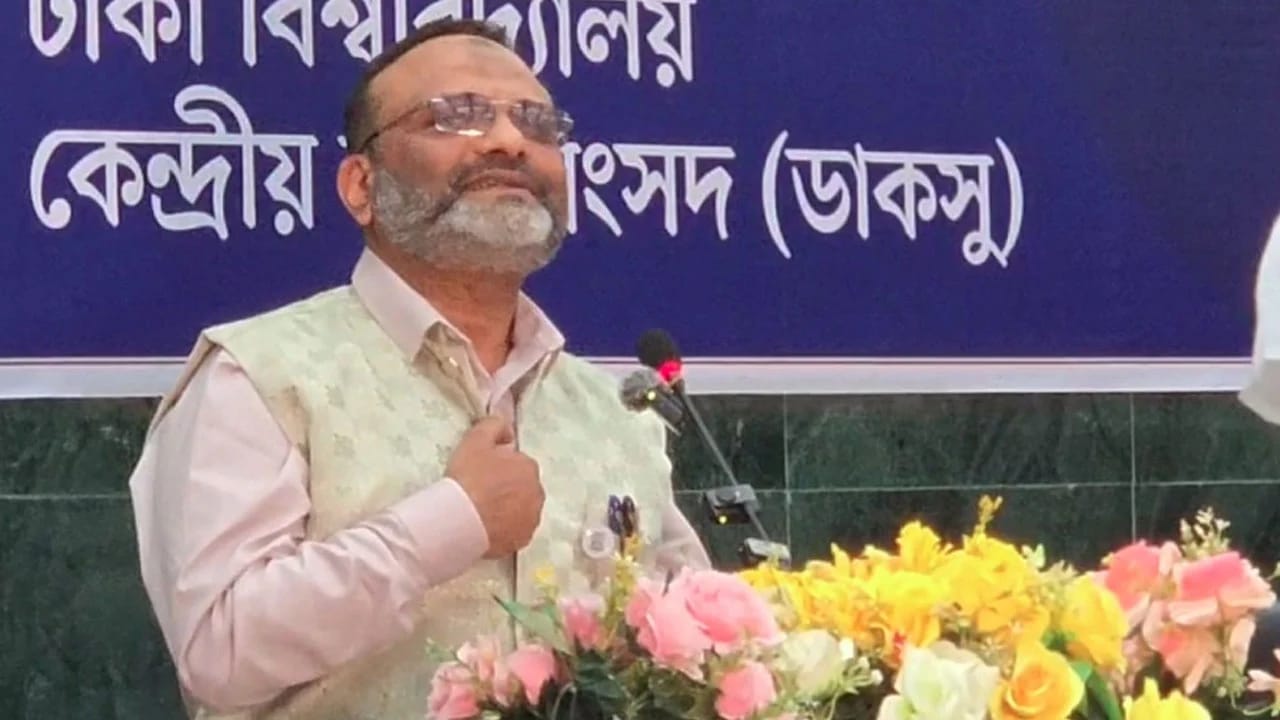 পড়ন্ত বিকেলের পরিব্রাজক আমি, দায়িত্ব হস্তান্তরের অপেক্ষায় ঢাবি উপাচার্য নিয়াজ আহমদ খান