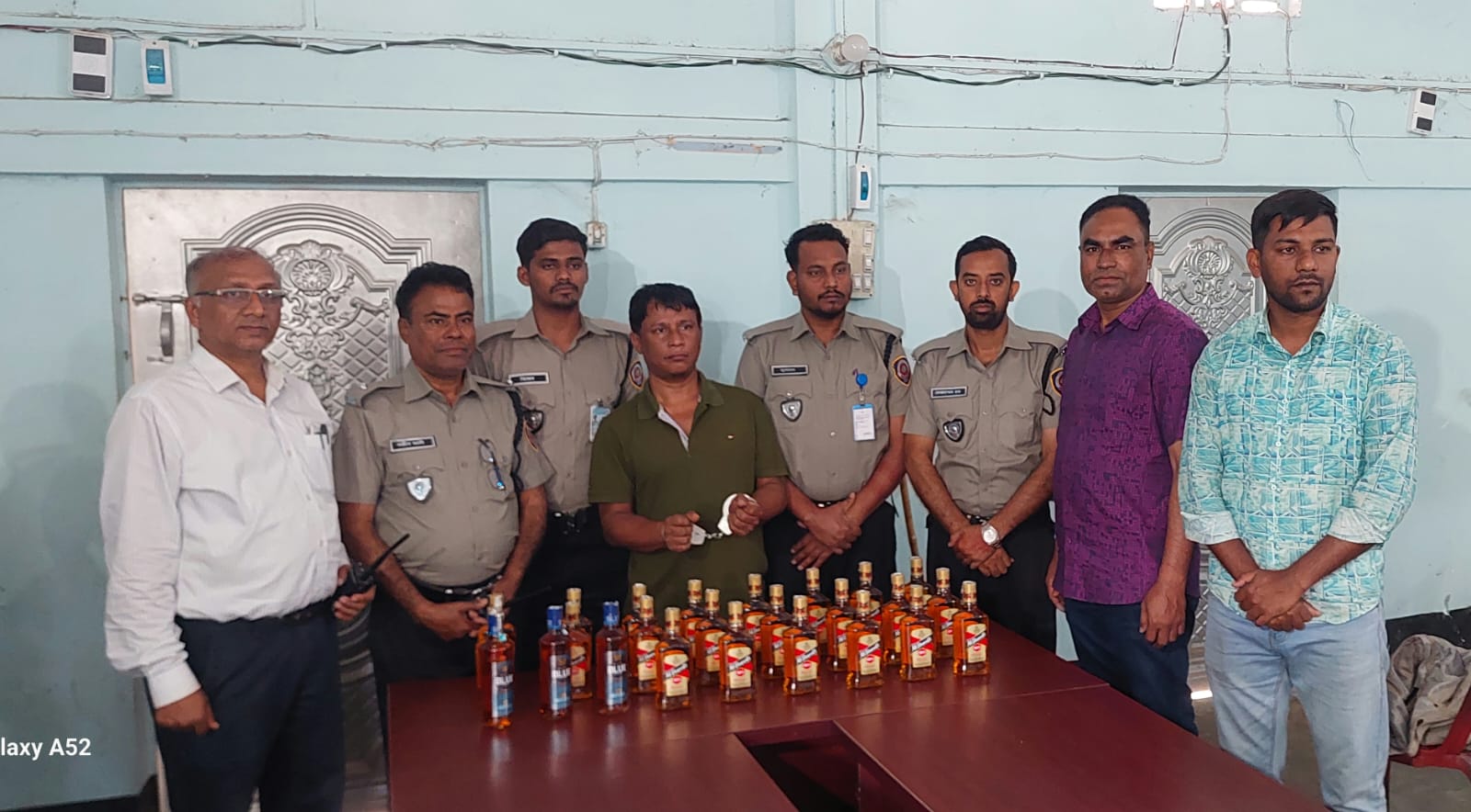 জৈন্তাপুরে মাদকবিরোধী অভিযানে ২৫ বোতল বিদেশি মদ উদ্ধার, আটক ১