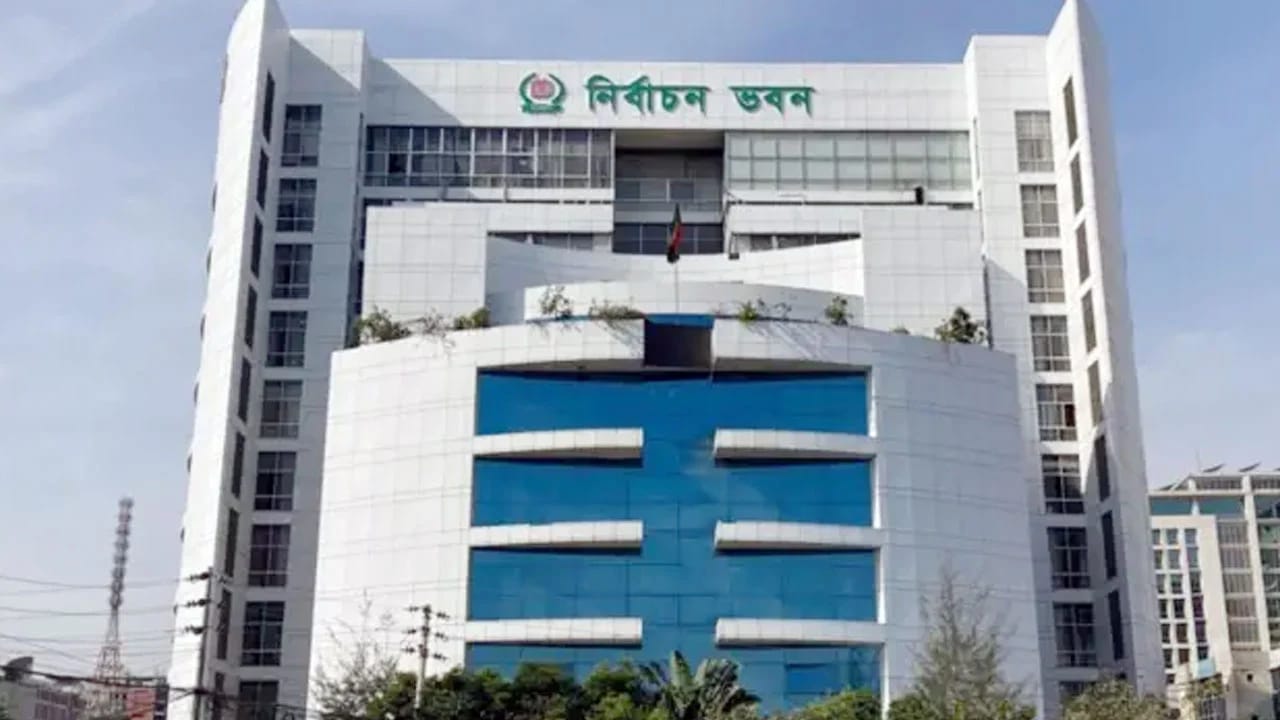 সংরক্ষিত নারী আসনে মনোনয়নপত্র নিতে ভিড়, প্রথম দিনেই ৪৯টি বিক্রি