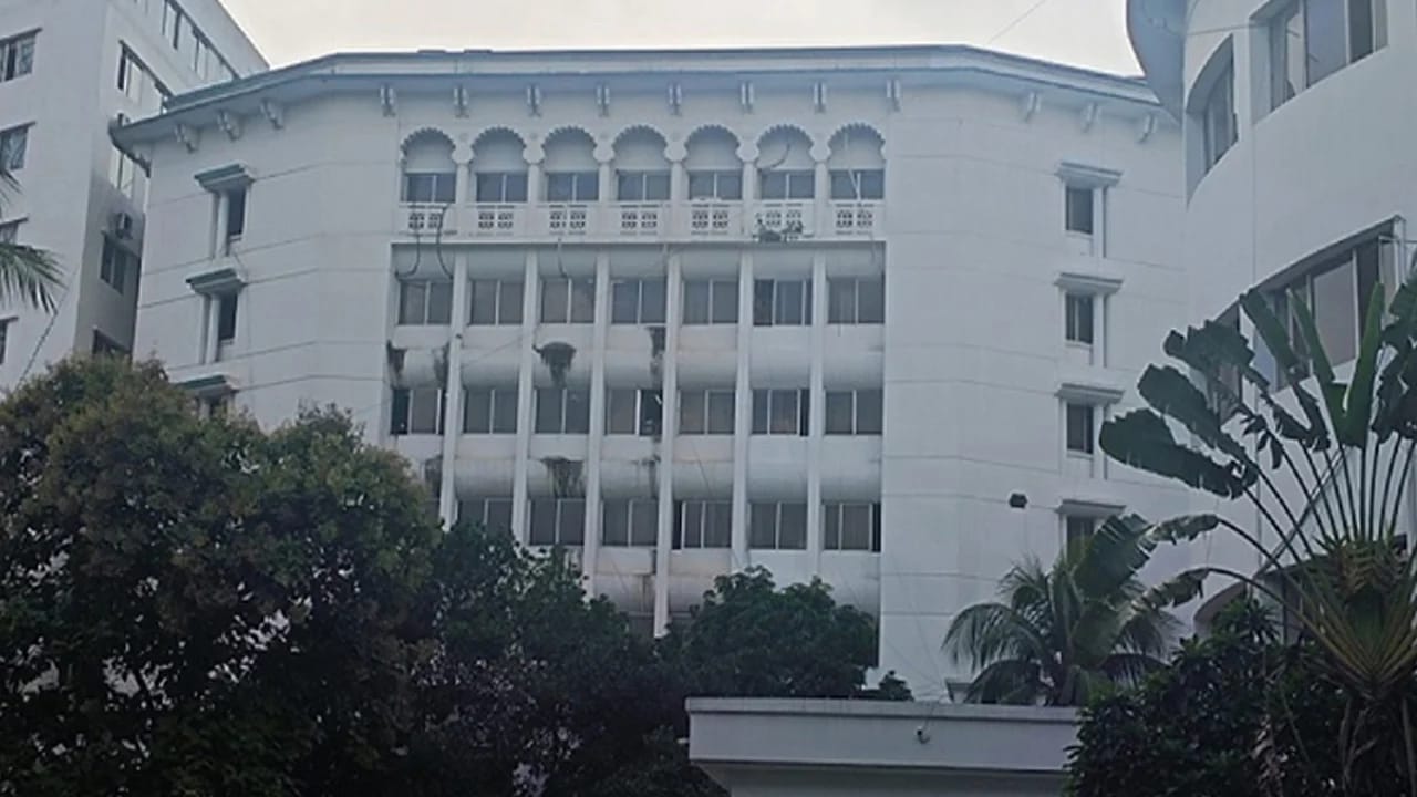 রাষ্ট্রের ক্ষতির অভিযোগে অফিস সহায়ককে পুলিশের হাতে তুলে দিলেন অ্যাটর্নি জেনারেল
