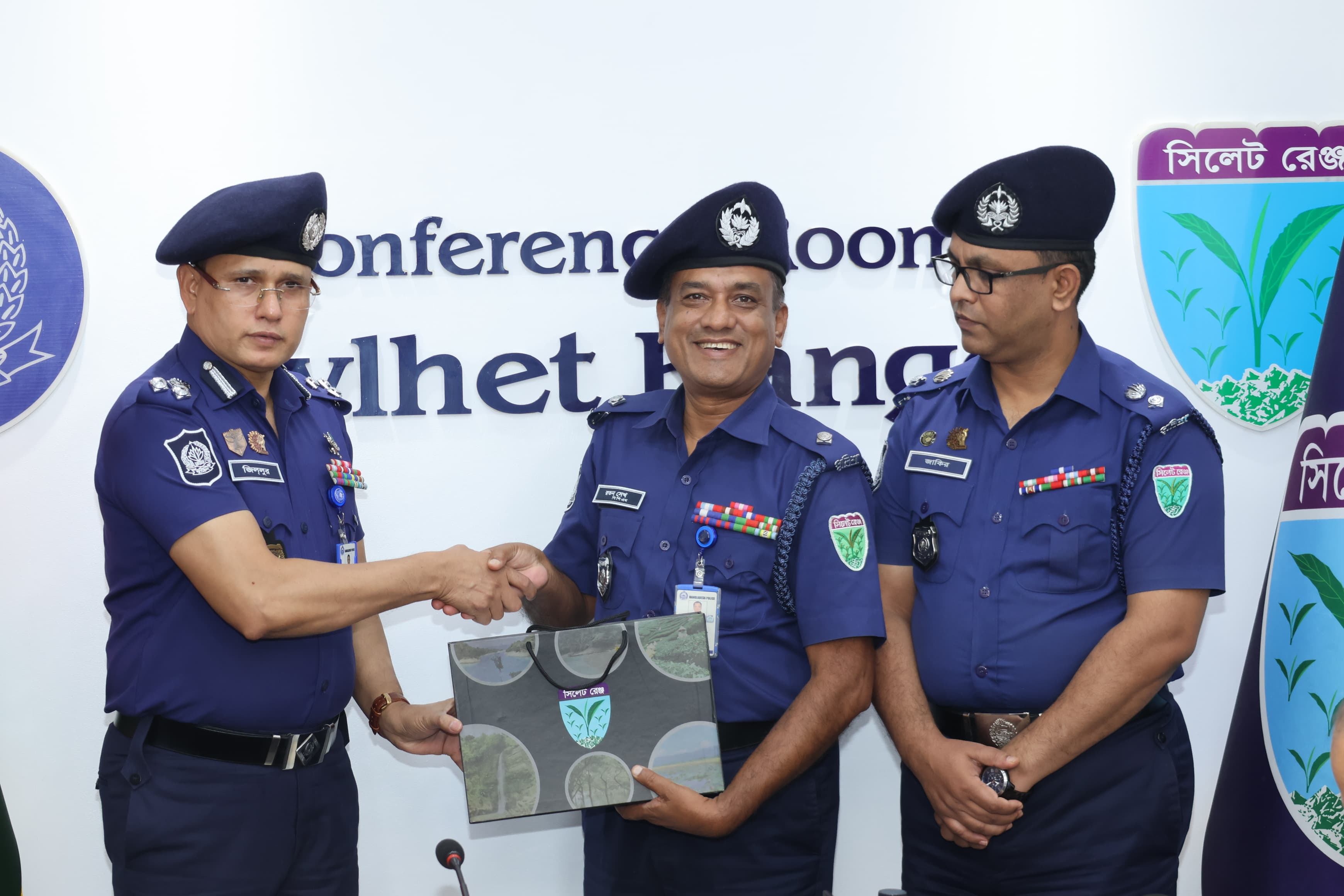 জনতার ভালোবাসায় সিক্ত এক আলোকোজ্জ্বল বিদায়, কোম্পানীগঞ্জে নজিরবিহীন মানবিক দৃষ্টান্ত রেখে গেলেন ওসি রতন শেখ পিপিএম