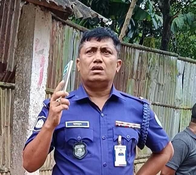ঘিলারতলে সংঘর্ষ: ঝুঁকি নিয়ে পরিস্থিতি সামাল দিলেন ওসি মাহবুবুর রহমান মোল্লা