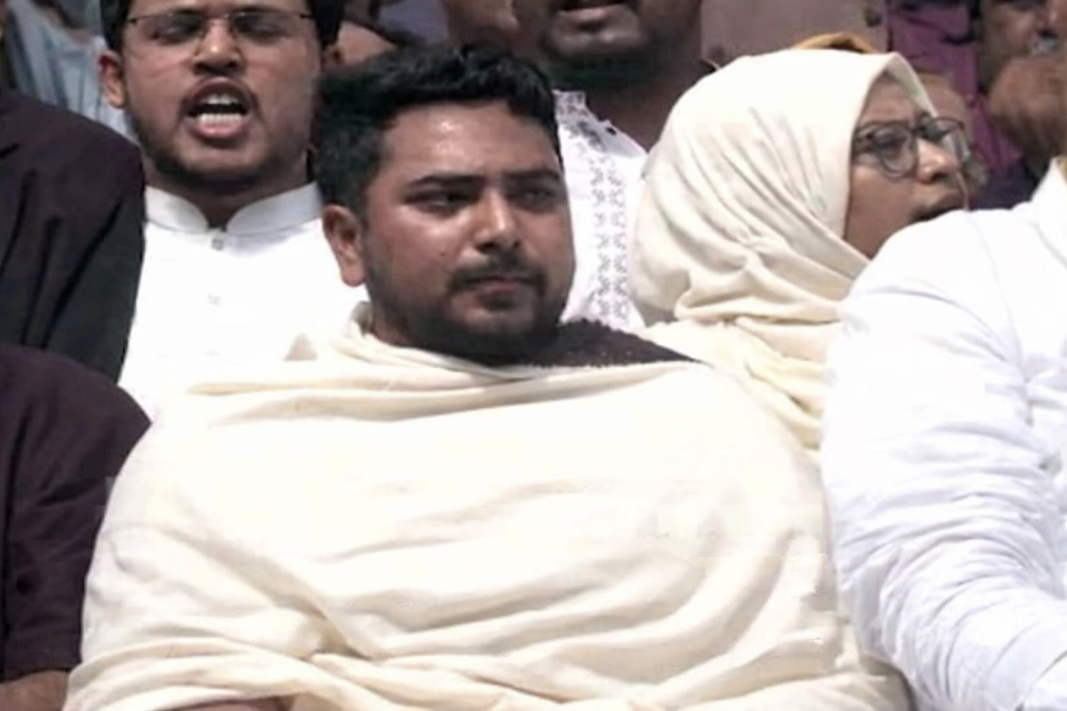 ঢাবিতে নাহিদ ইসলাম, বিপুল ভোটে জিতে ১০ দলীয় জোট সরকার গঠনের দাবি