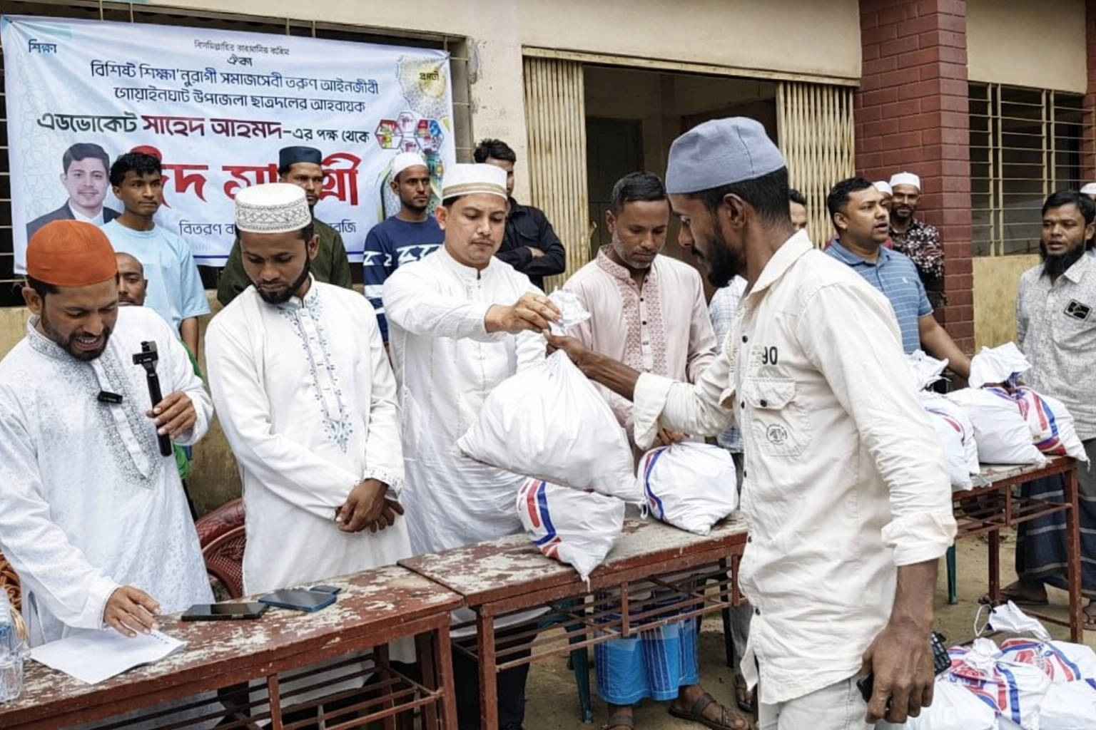 মানবিকতায় অনন্য দৃষ্টান্ত, গোয়াইনঘাটে এডভোকেট  সাহেদ আহমদের ঈদ উপহার বিতরণ