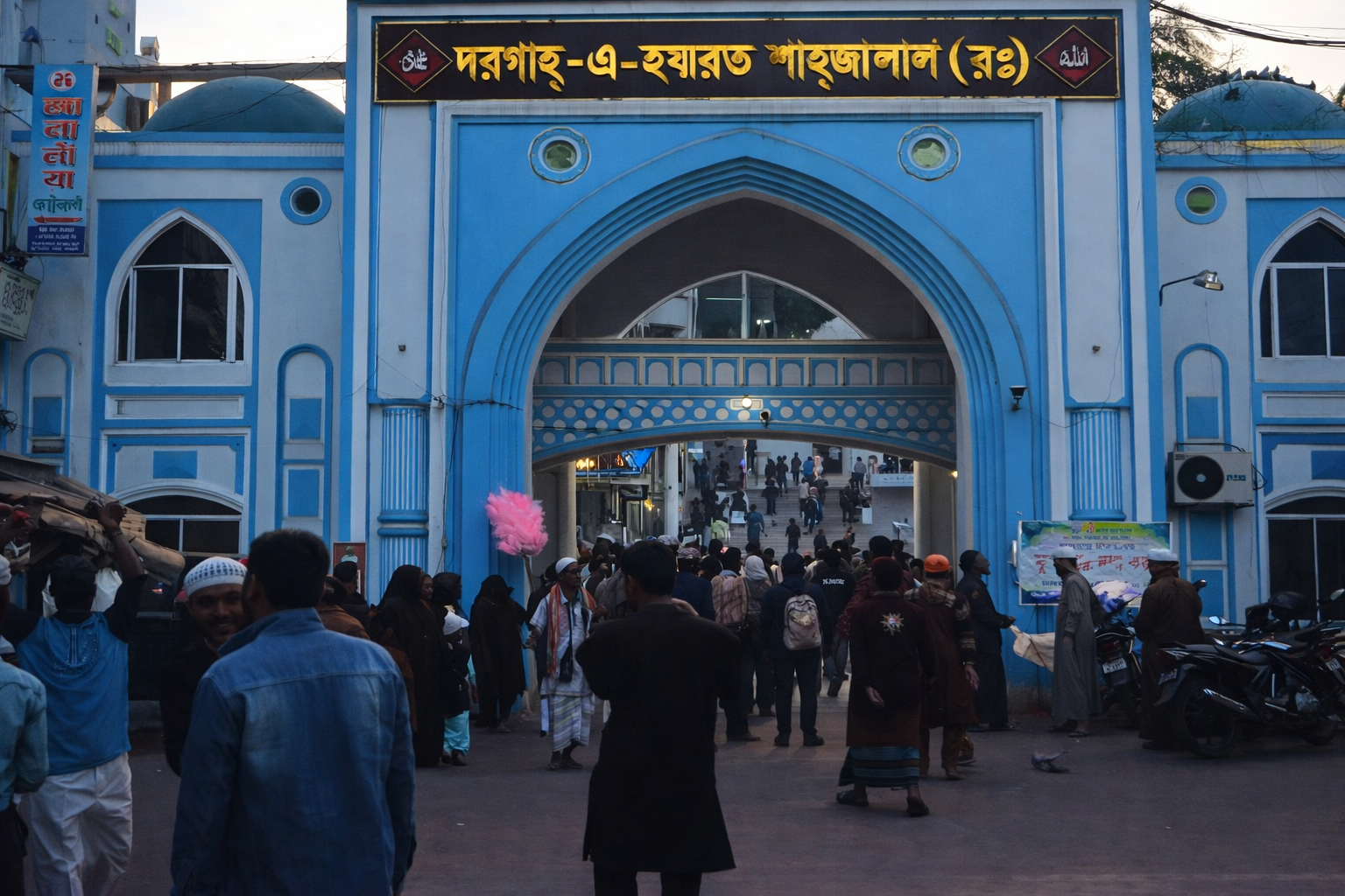 সিলেটে দুই ওলির মাজারে মুসল্লিদের ঢল, ধর্মীয় ভাবগাম্ভীর্যে পালিত হচ্ছে শবে বরাত