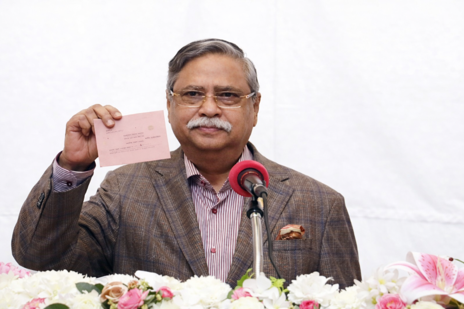 পোস্টাল ব্যালটে ভোটাধিকার প্রয়োগ করলেন রাষ্ট্রপতি