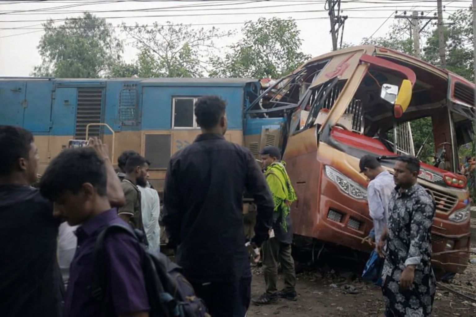 কুমিল্লায় ট্রেন দুর্ঘটনায় ৩ তদন্ত কমিটি, বরখাস্ত ২ গেটম্যান