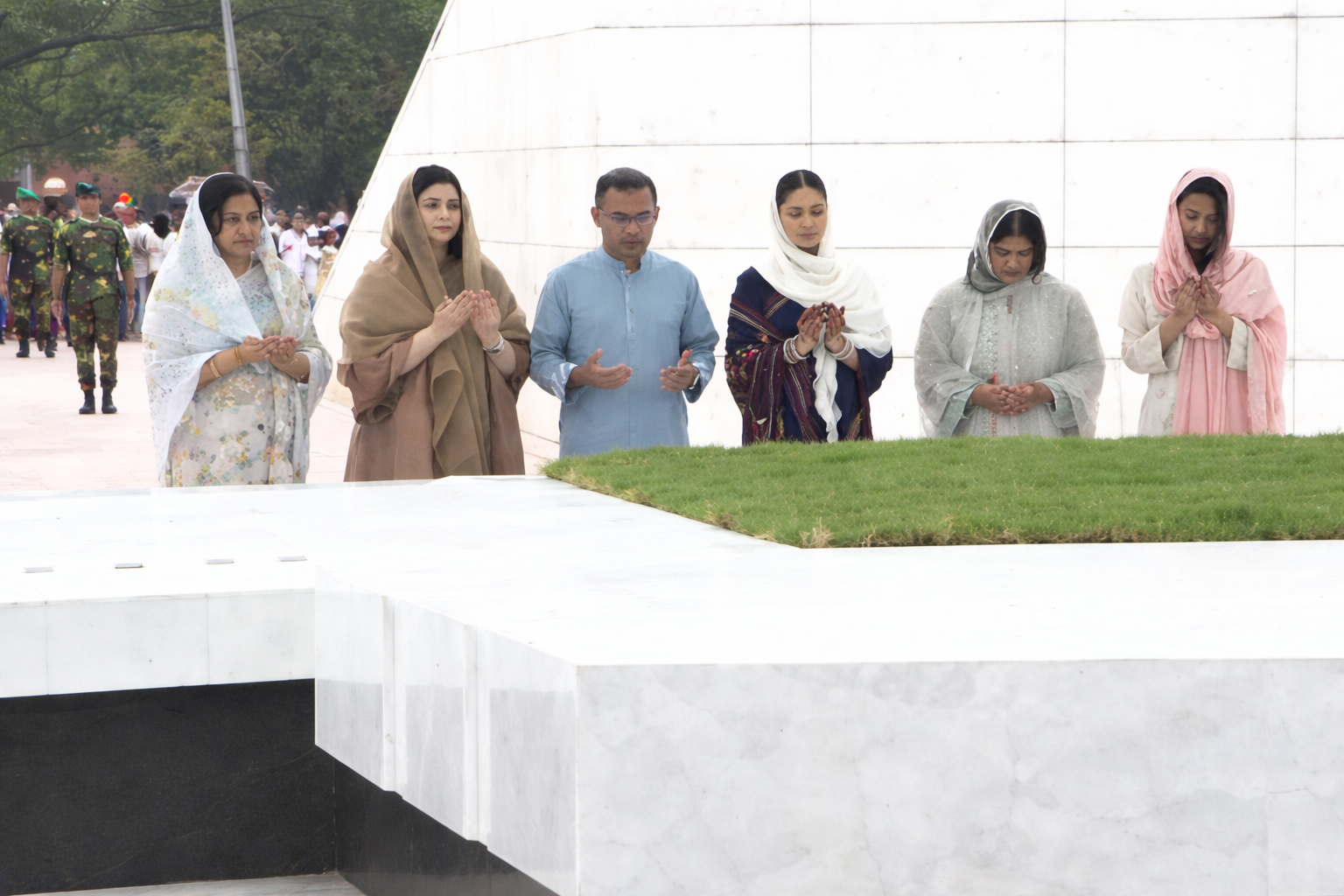 মা বাবার কবর জিয়ারত করলেন প্রধানমন্ত্রী তারেক রহমান