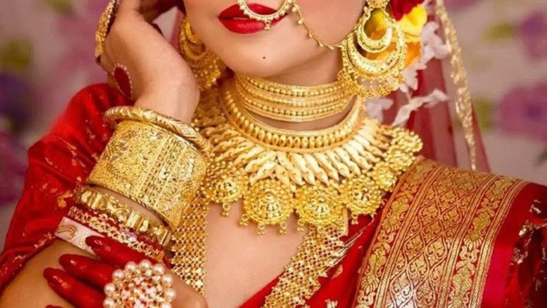 বিশ্ববাজারে সোনার দামে বড় ধস, দেশের বাজারেও ভরিতে কমল ৩০ হাজার টাকার বেশি