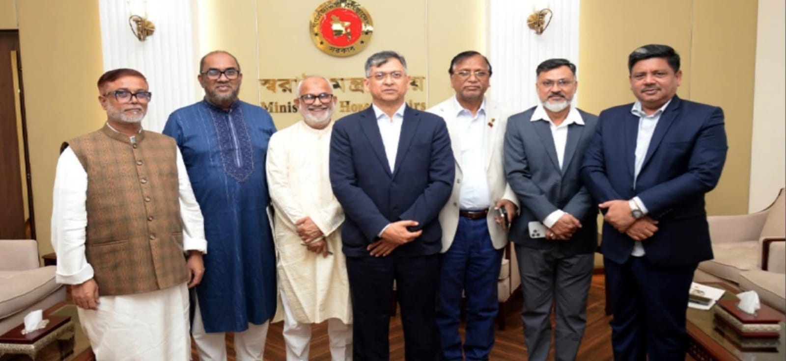 স্বরাষ্ট্রমন্ত্রীর সঙ্গে ছয় সিটি করপোরেশনের প্রশাসকদের সৌজন্য সাক্ষাৎ