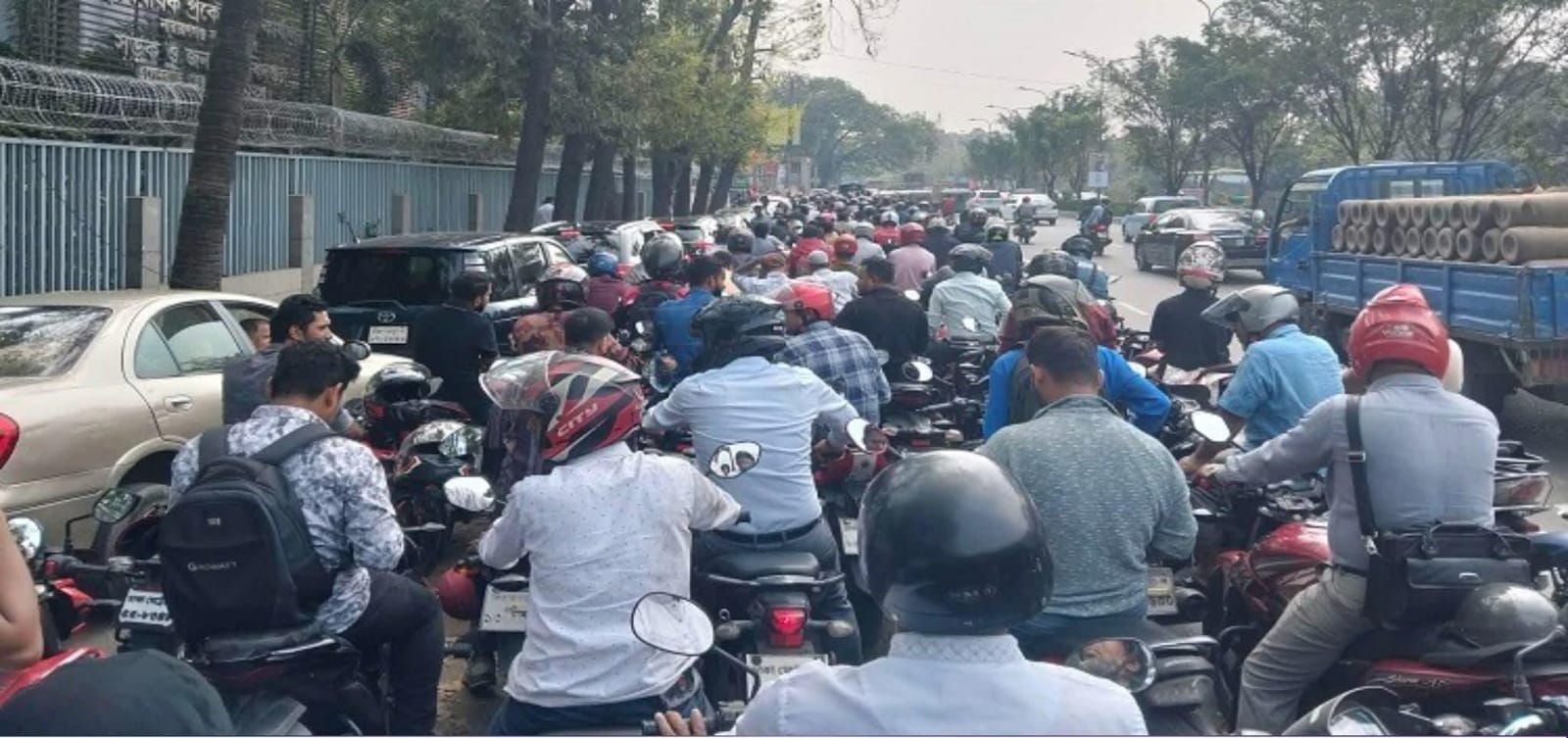 জ্বালানি আতঙ্কে রাজধানীর পাম্পগুলোতে দীর্ঘ লাইন, ভিড় কমার লক্ষণ নেই