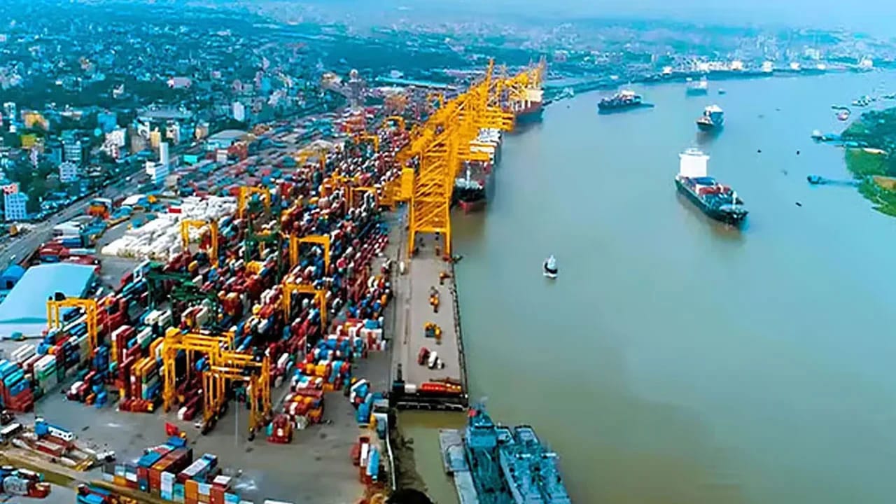 চট্টগ্রাম বন্দরে ভিড়েছে ১৬ জ্বালানিবাহী জাহাজ, আসছে আরও তিনটি