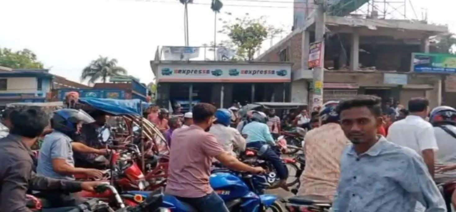 পেট্রোল সংকটে সড়ক অবরোধ, ভোগান্তিতে যাত্রী ও চালকরা
