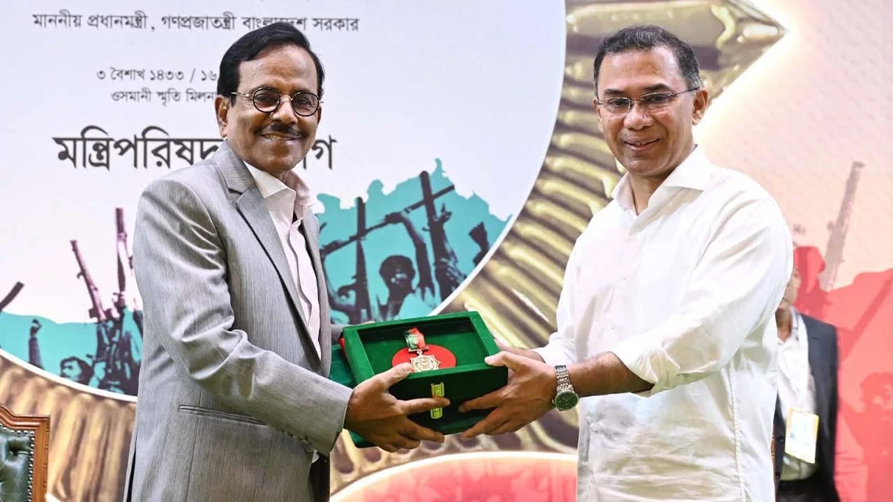 স্বাধীনতা পুরস্কার গ্রহণ করলেন হানিফ সংকেত
