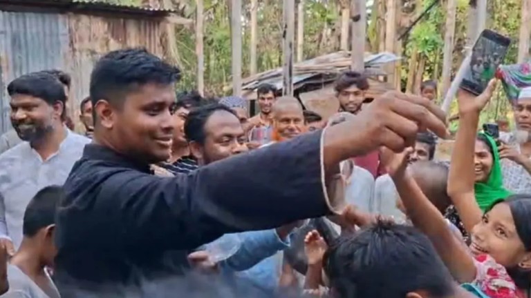 লোডশেডিংয়ের প্রতিবাদে দেবিদ্বারে এমপি হাসনাত আব্দুল্লাহর মোমবাতি বিতরণ