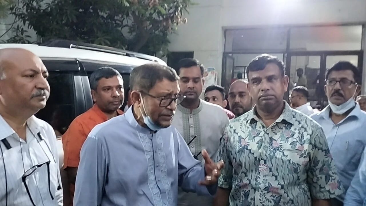 সংকটাপন্ন রোগী দ্রুত ঢাকায় পাঠাতে জেলা হাসপাতালগুলোকে স্বাস্থ্যমন্ত্রীর নির্দেশ