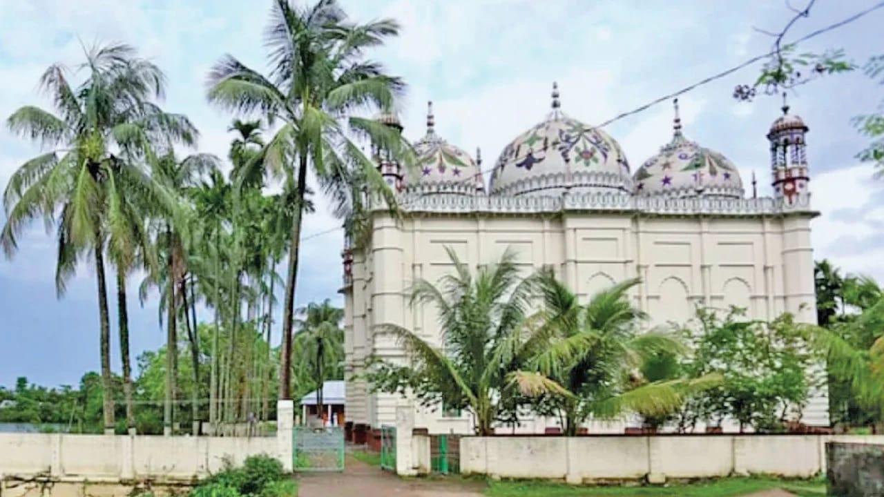 রড ছাড়া শতাব্দীর সাক্ষী পাগলা বড় জামে মসজিদ, অবহেলায় হারানোর শঙ্কা
