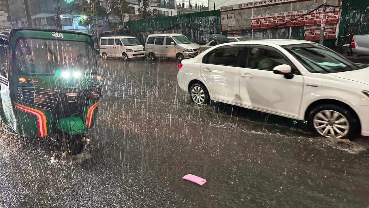 তাপপ্রবাহের পর স্বস্তির বৃষ্টি, তবে বজ্রপাতে প্রাণহানি, বৃষ্টি বাড়ার আভাস