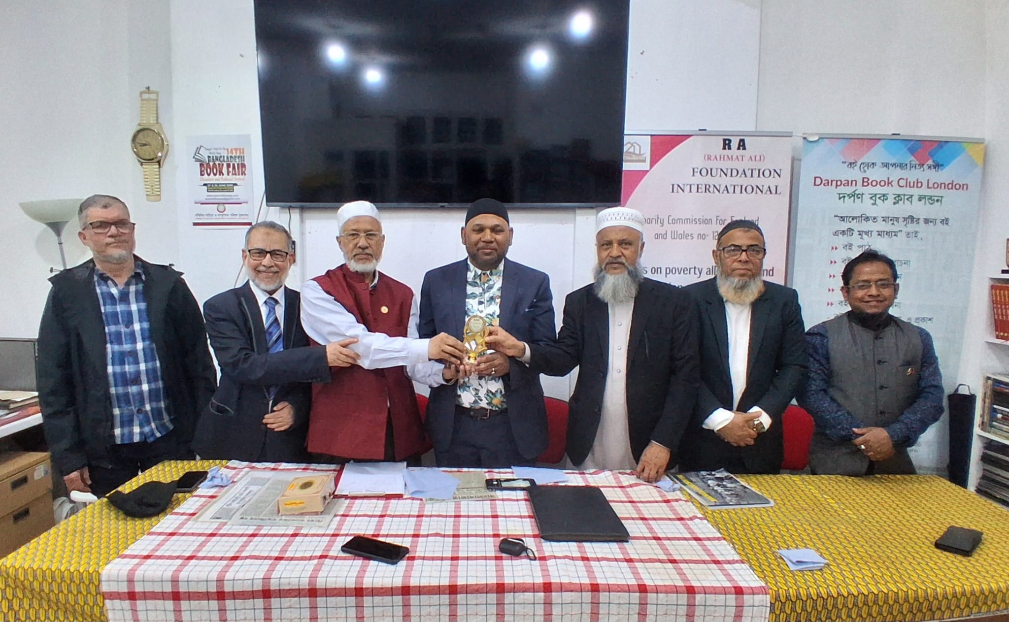 লন্ডনে আর এ ফাউন্ডেশনের পক্ষ থেকে সাংবাদিক এম জি কিবরিয়াকে বিশেষ সম্মাননা প্রদান