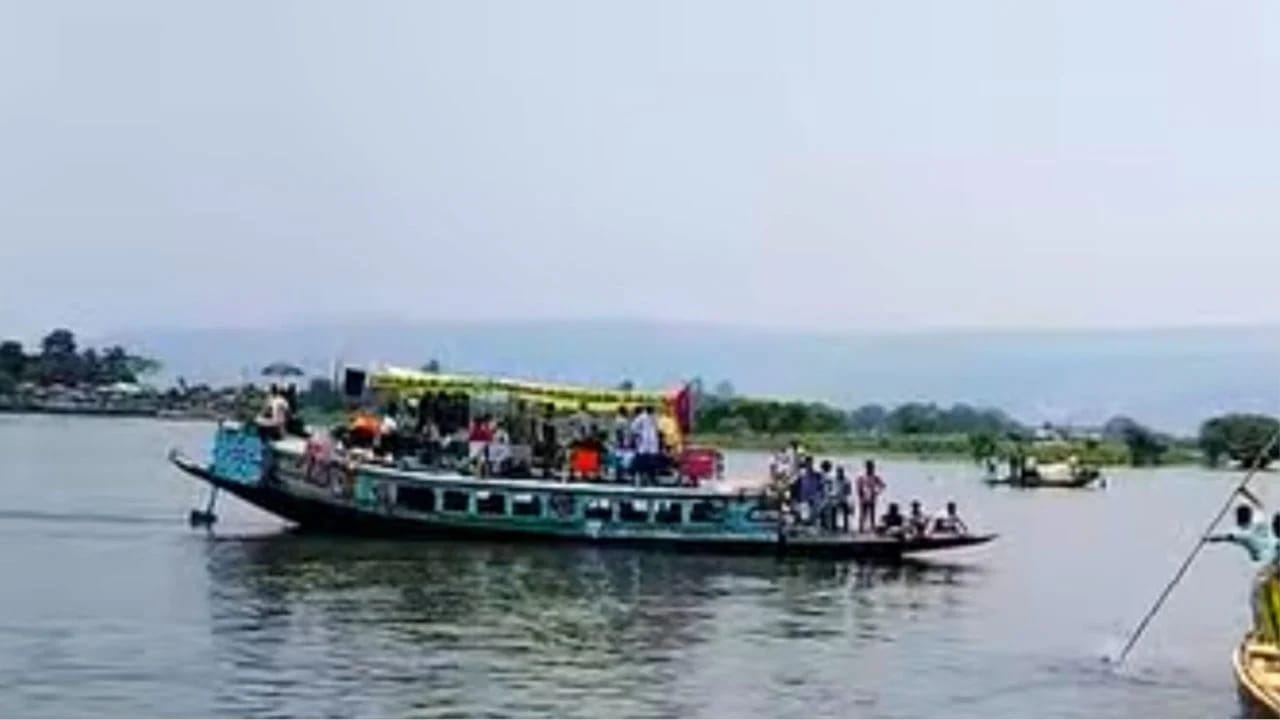 টাঙ্গুয়ার হাওরে পর্যটকবাহী নৌকা থেকে নদীতে পড়ে কিশোর নিখোঁজ
