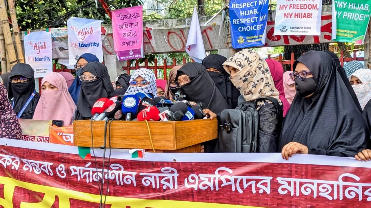 একটি মহল পরিকল্পিতভাবে ইসলামী মূল্যবোধে আঘাত হানছে অভিযোগ ইসলামী ছাত্রীসংস্থার মানববন্ধন