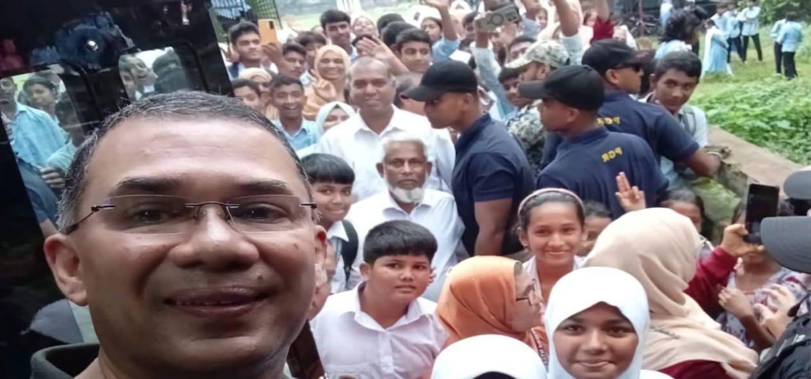 শিক্ষার্থীদের ডাকে গাড়িবহর থামিয়ে শুভেচ্ছা বিনিময়, সেলফি তুললেন প্রধানমন্ত্রী তারেক রহমান