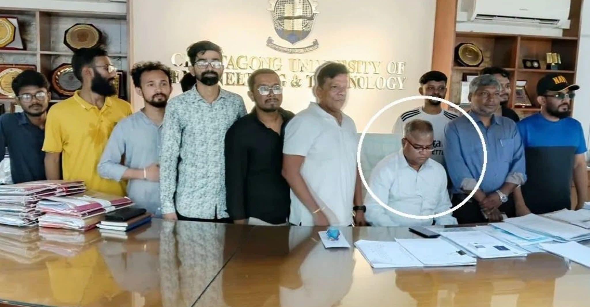 তালা ভেঙে চুয়েটের প্রশাসনিক ভবনে প্রবেশ করলেন নতুন উপাচার্য